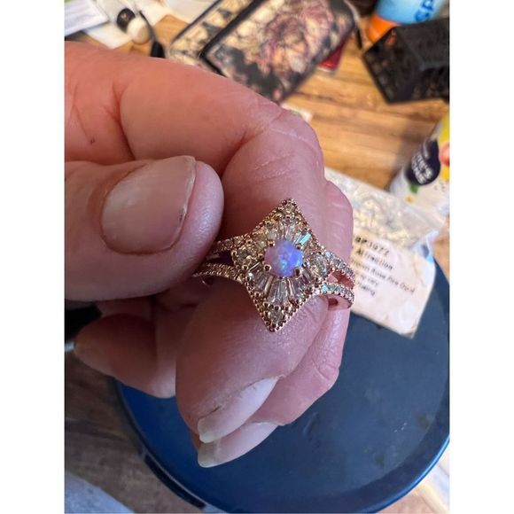 Woman's size 8 ring - Picture 4 of 6